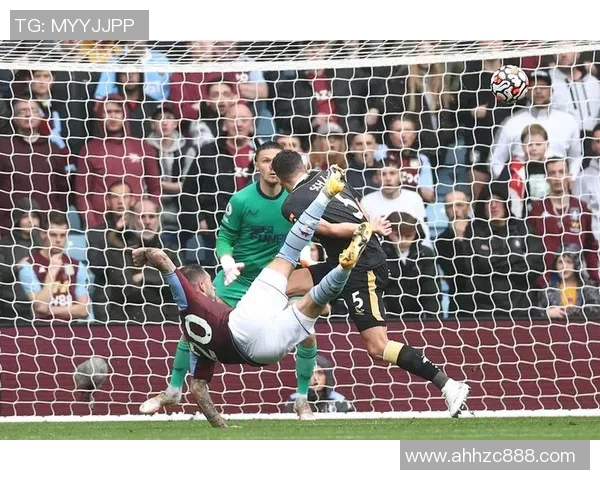 球星足球侧钩技惊四座展现力量与美感引燃绿茵激情