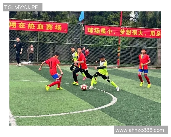 帅气足球明星展现英俊风采动感十足，完美诠释运动魅力与青春气息